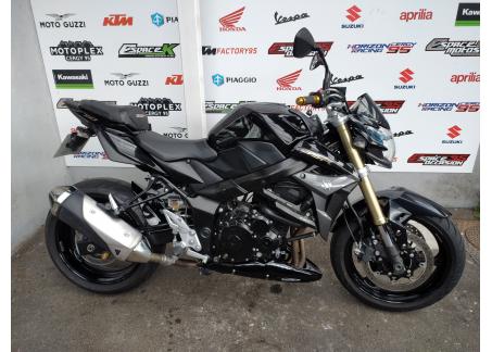 SUZUKI GSR 750